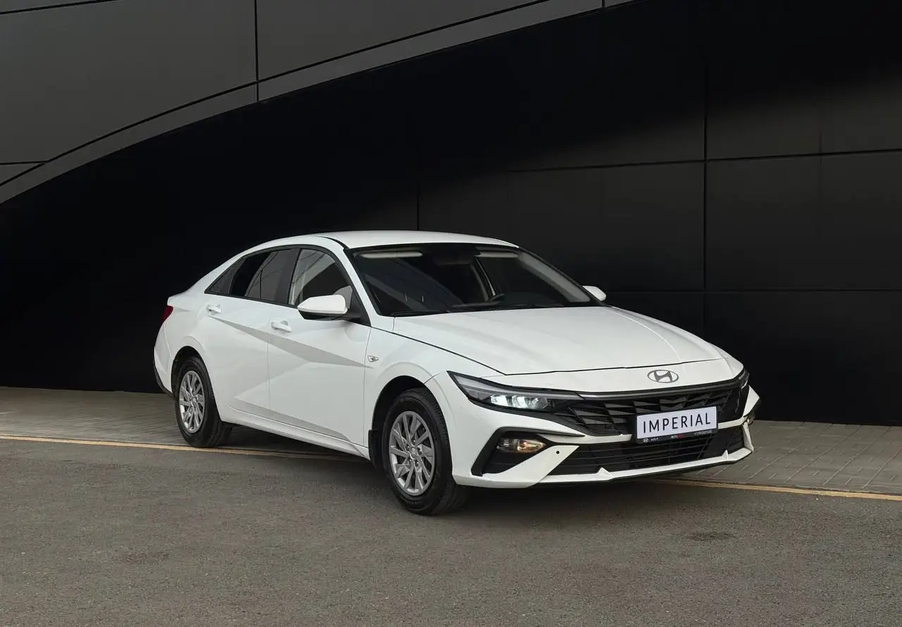 Hyundai Elantra  1